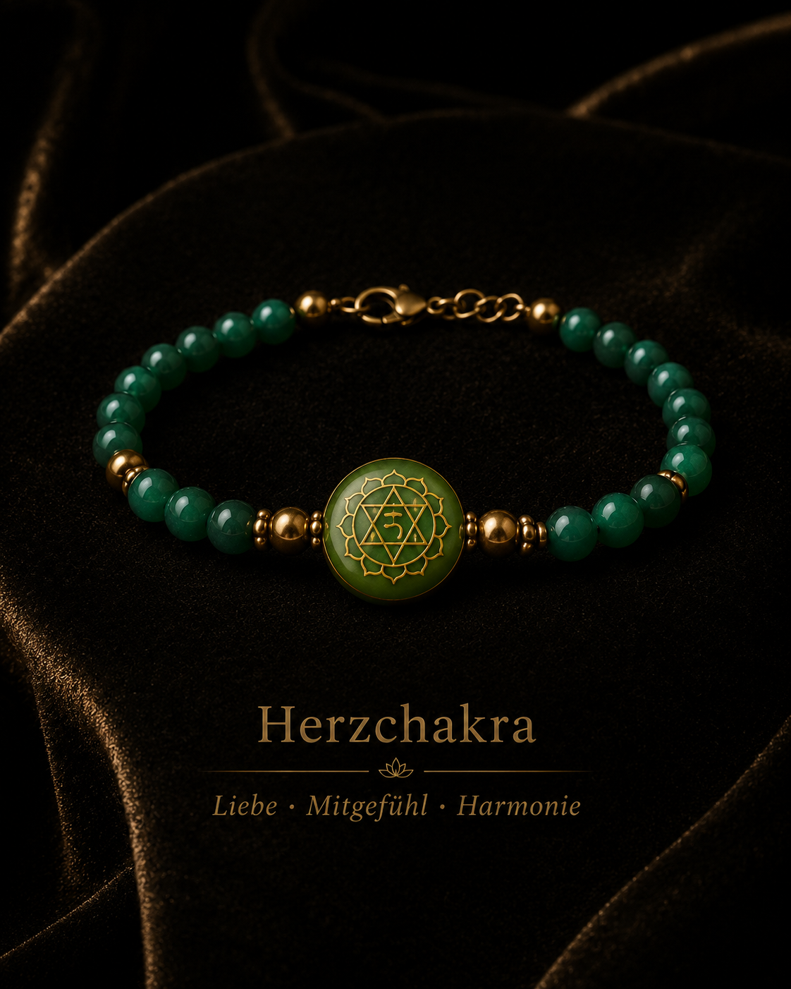 AURAMORA Herzchakra-Armband mit grünen Jadeperlen und goldenem Chakra-Symbol
